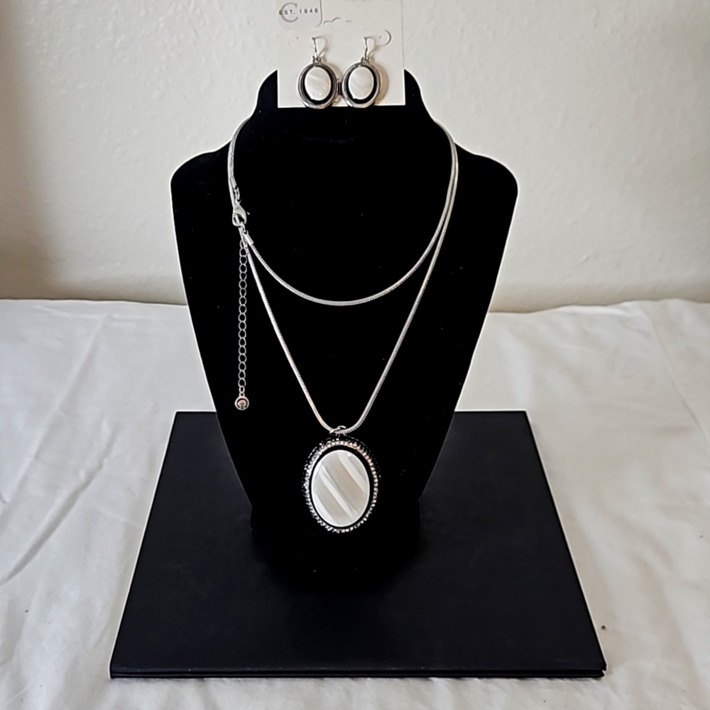 Jewelry 1946 Matching Necklace & Earrings.